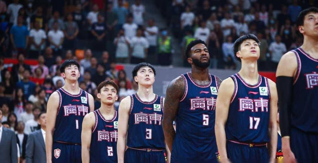 关于篮球传奇重燃球场荣耀，球队雄心勃发的信息