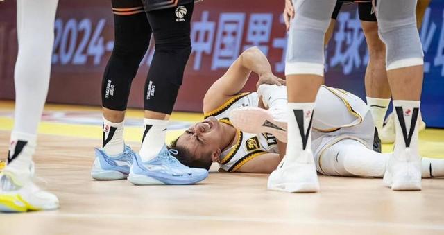 球队核心在比赛中受伤，教练组开始调整战术布局